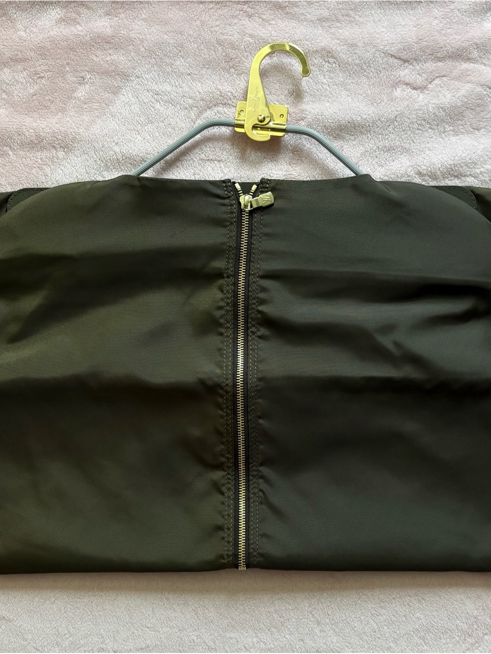 💟 Louis Vuitton Gold-Tone Zip Pull Detail Garment Bag